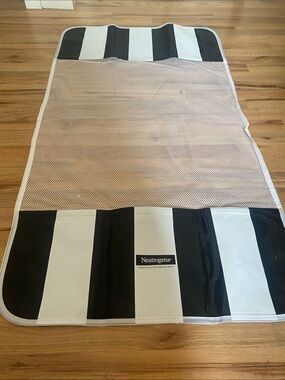 Neutrogena Black and White Striped Mesh Mat for pool
